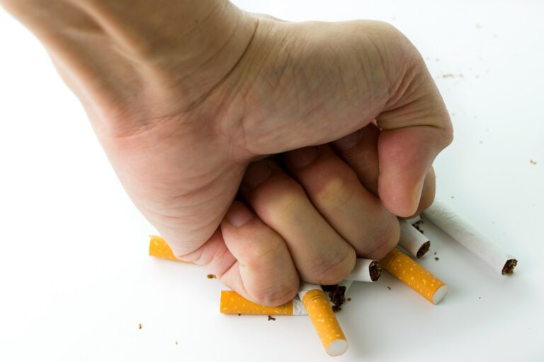 Ręka człowieka zdecydowanego na rzucenie palenia w 5 dni.